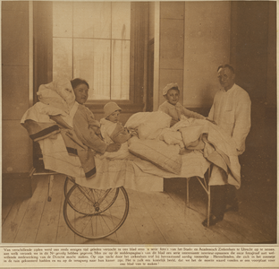 870609 Afbeelding van een herstellende moeder met kind in een mobiel bed, in het Stads- en Academisch Ziekenhuis ...